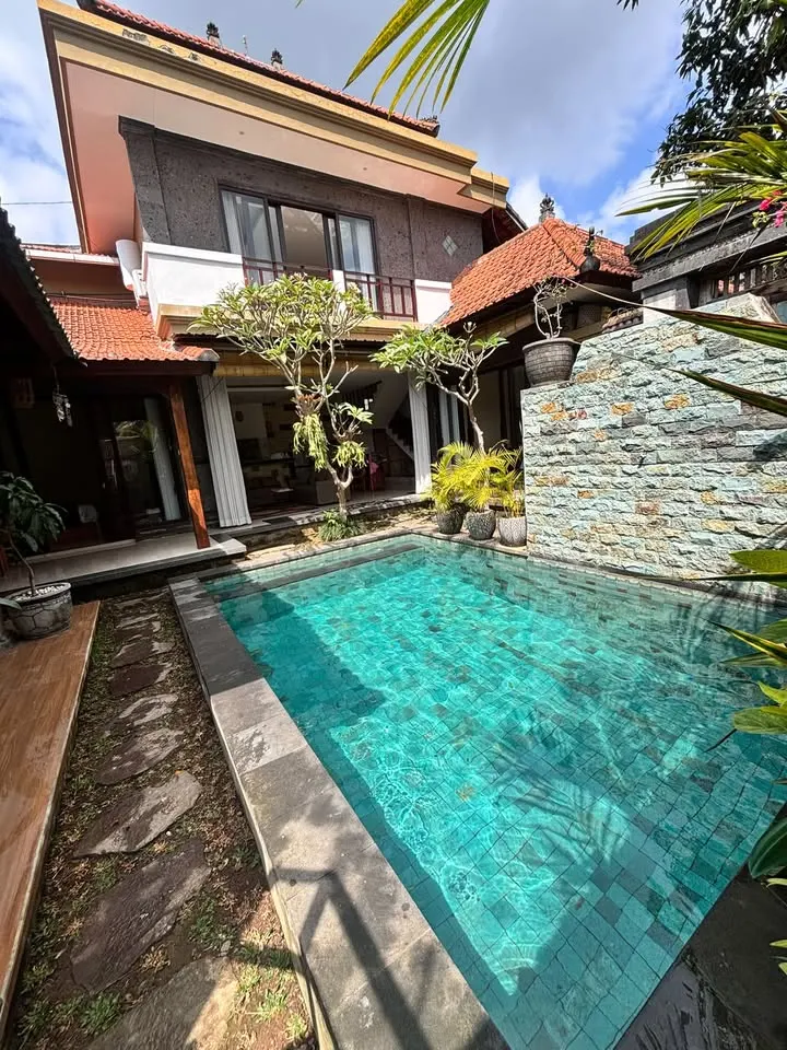 3 bedroom villa with private pool, short walk to local amenities