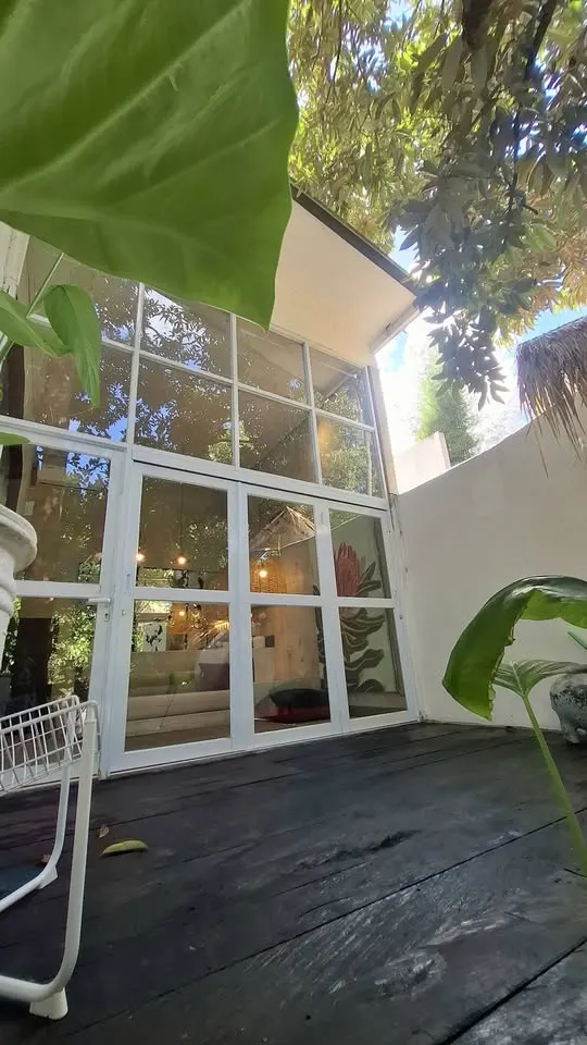 Studio apartment with private balcony, walking distance to cafés and shops