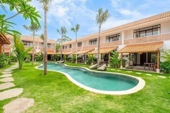 1 bedroom apartment with garden and pool view