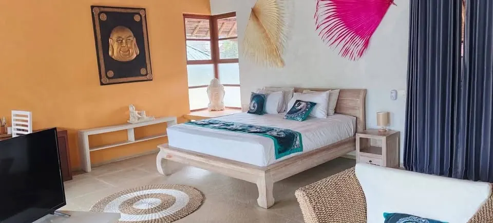1 bedroom room with private balcony, close to cafes and schools
