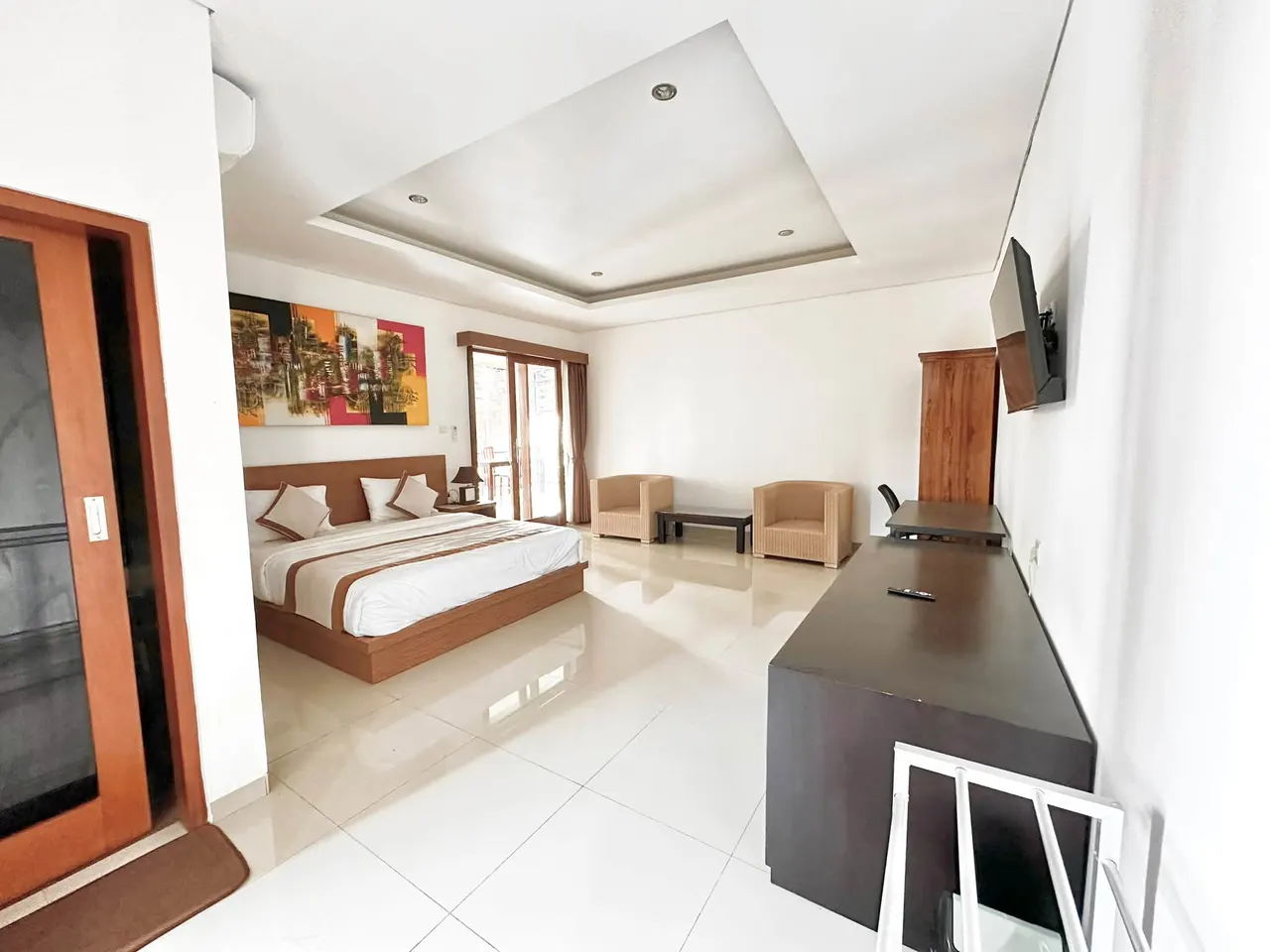 Room in a guesthouse with private bathroom, close to Batu Bolong Beach