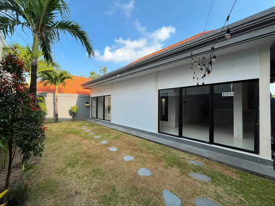 2 bedroom house with garden, close to cafes and restaurants
