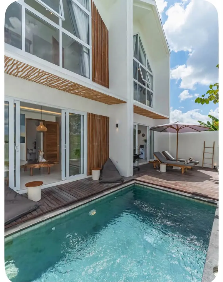 4 bedroom villa with private pool, close to cafes, restaurants, beach and convenience stores