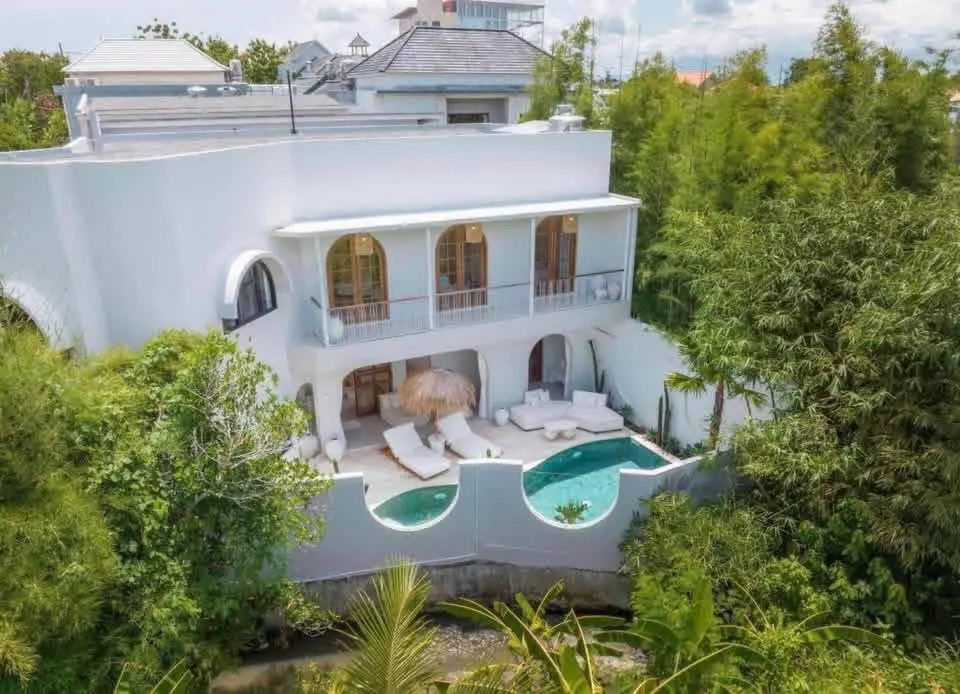 4 bedroom villa with private pool, close to cafes, restaurants and beach