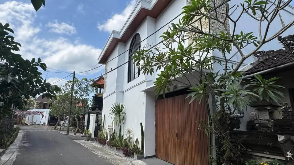 3 bedroom villa with private pool, close to cafes, restaurants, beach and convenience stores