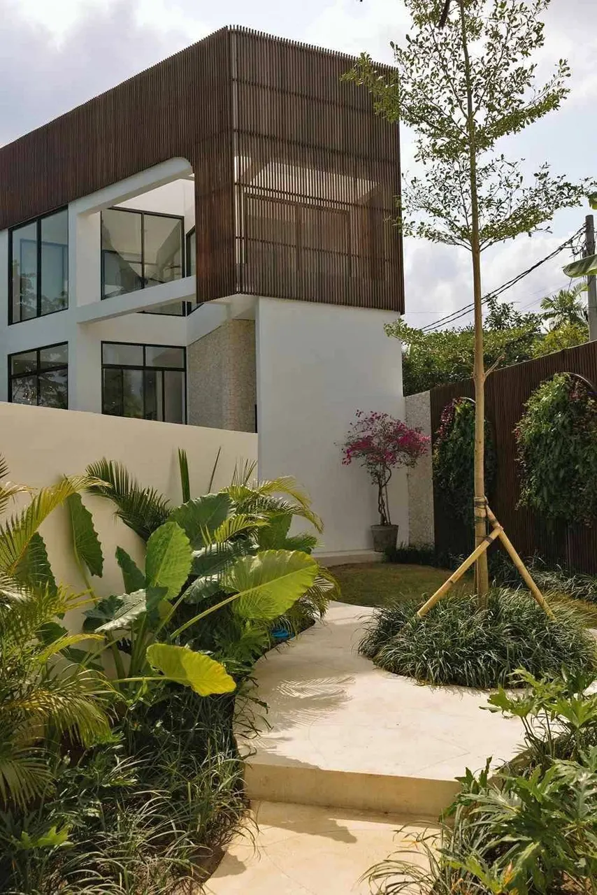 5 bedroom villa with private pool, close to beaches and cafes