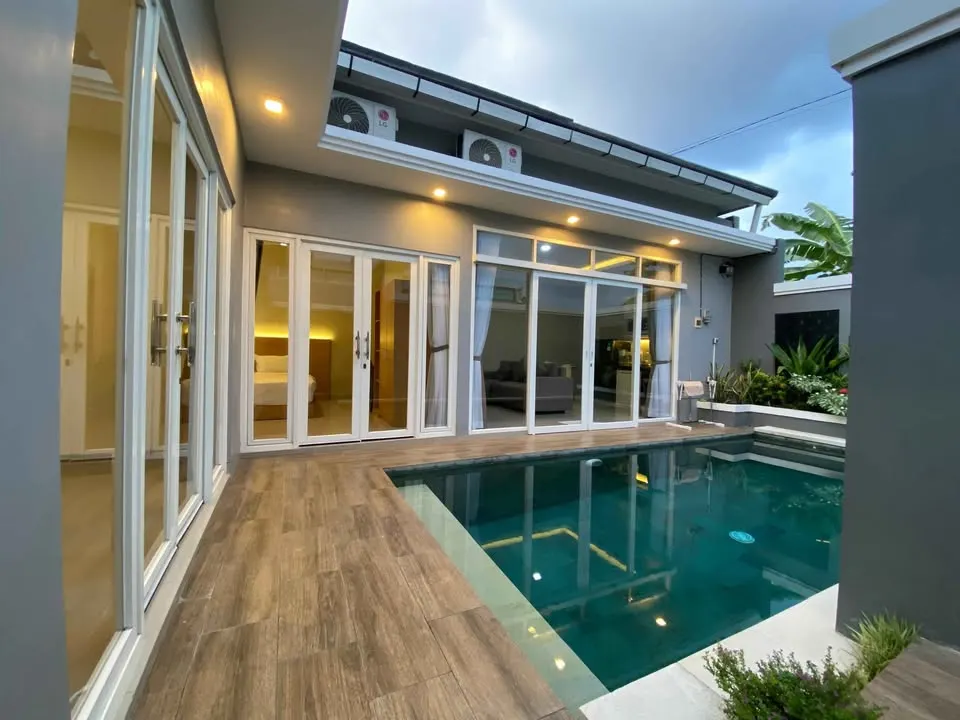 2 bedroom villa with private pool, close to cafes and beach