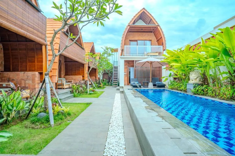 1 bedroom villa with shared pool and garden, close to shops