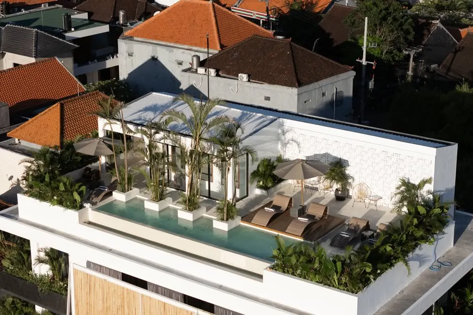 1 bedroom apartment with shared rooftop pool, near Berawa Beach and cafes