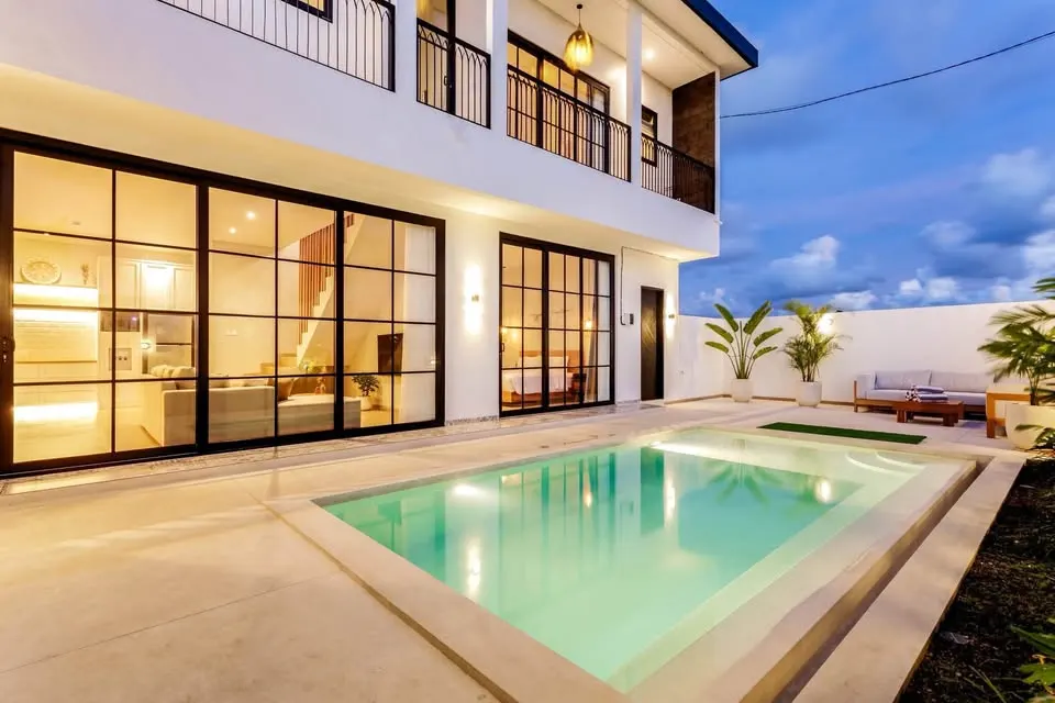 3 bedroom villa with private pool, close to cafes and beach clubs