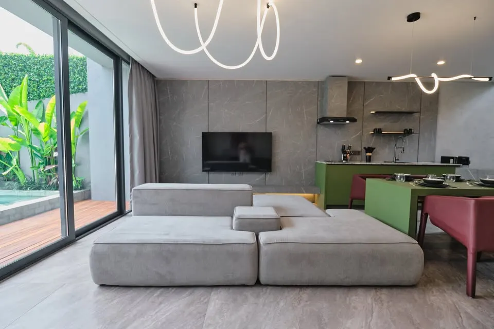 2 bedroom villa with private pool, close to cafés, restaurants and gyms