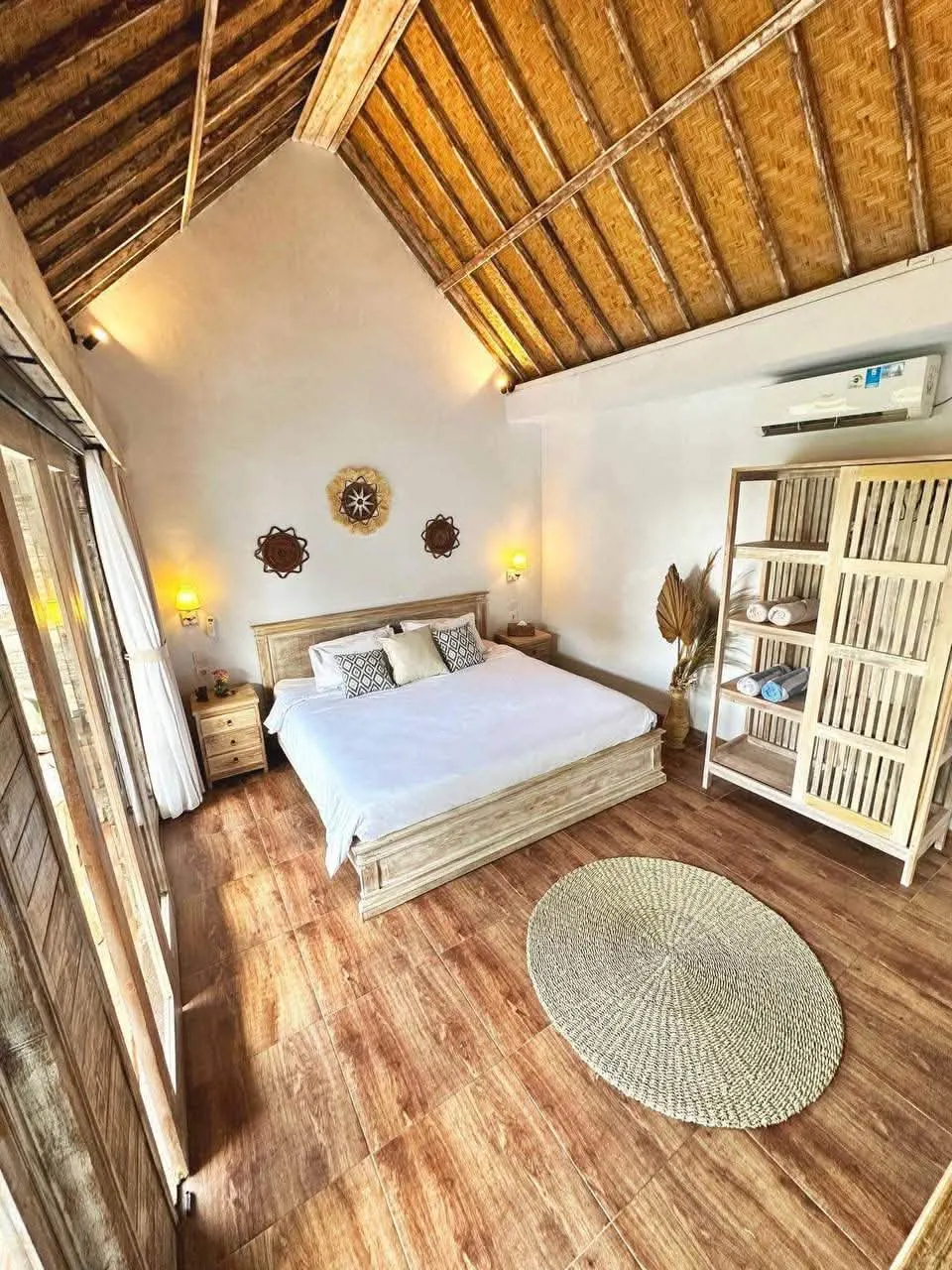 Room in a shared villa with private pool, near gyms and cafés
