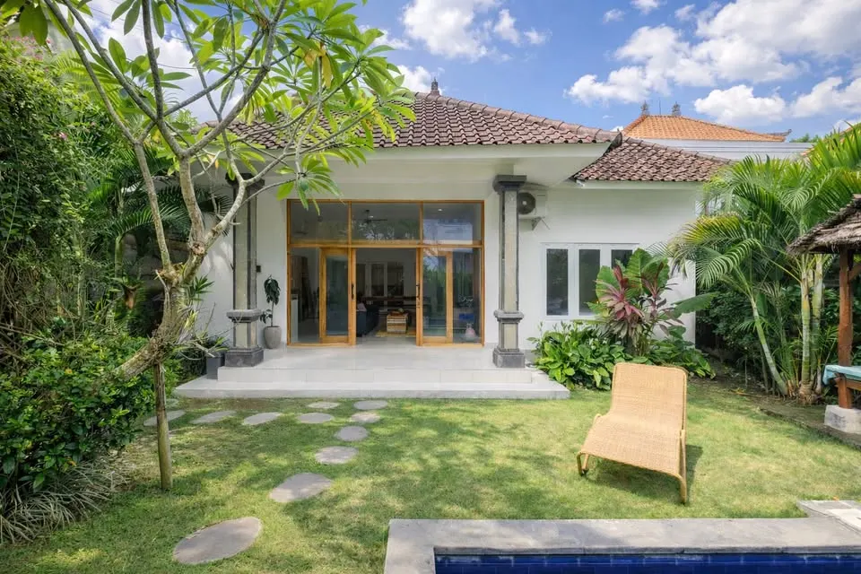 3 bedroom villa with private pool, close to cafes, restaurants, beach and convenience stores