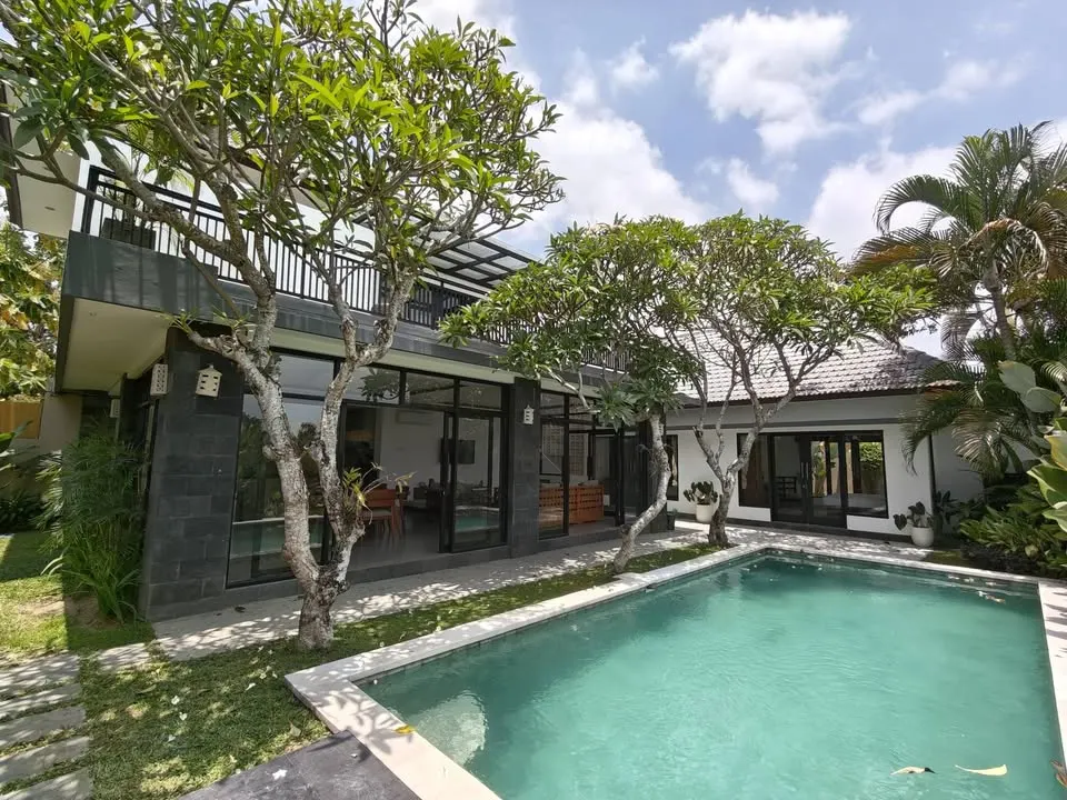 3 bedroom villa with private pool, close to shops and beach