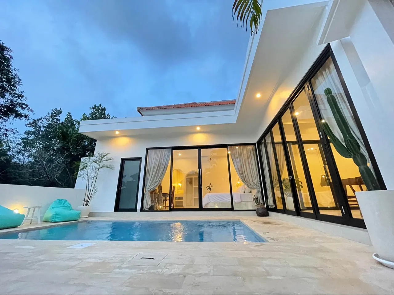 2 bedroom villa with pool, close to many restaurants
