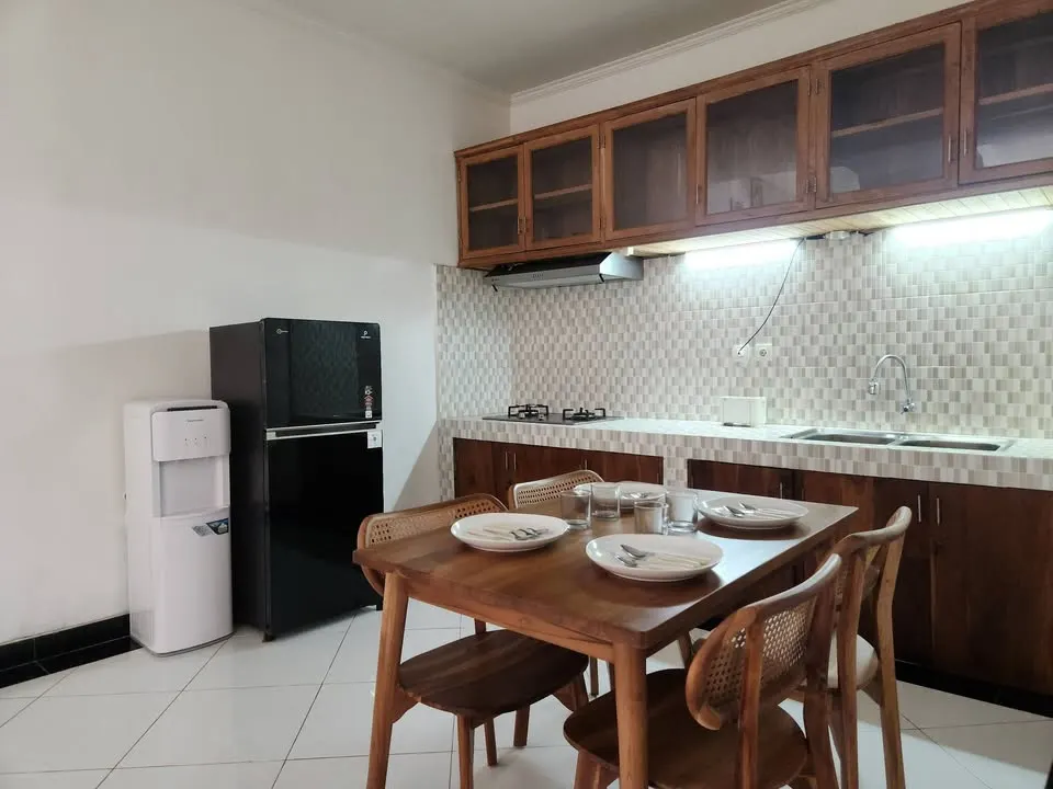 3 bedroom villa with shared pool, near cafes and supermarkets