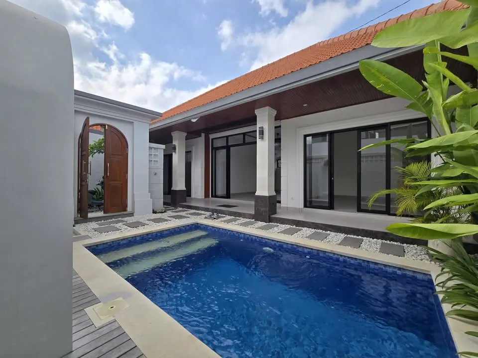 2 bedroom villa with private pool, close to restaurants and coffee shops