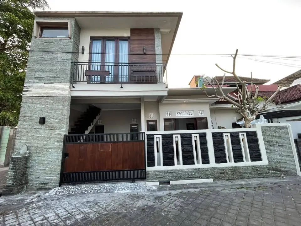 4 bedroom house with carport and gate system, in Padonan Canggu