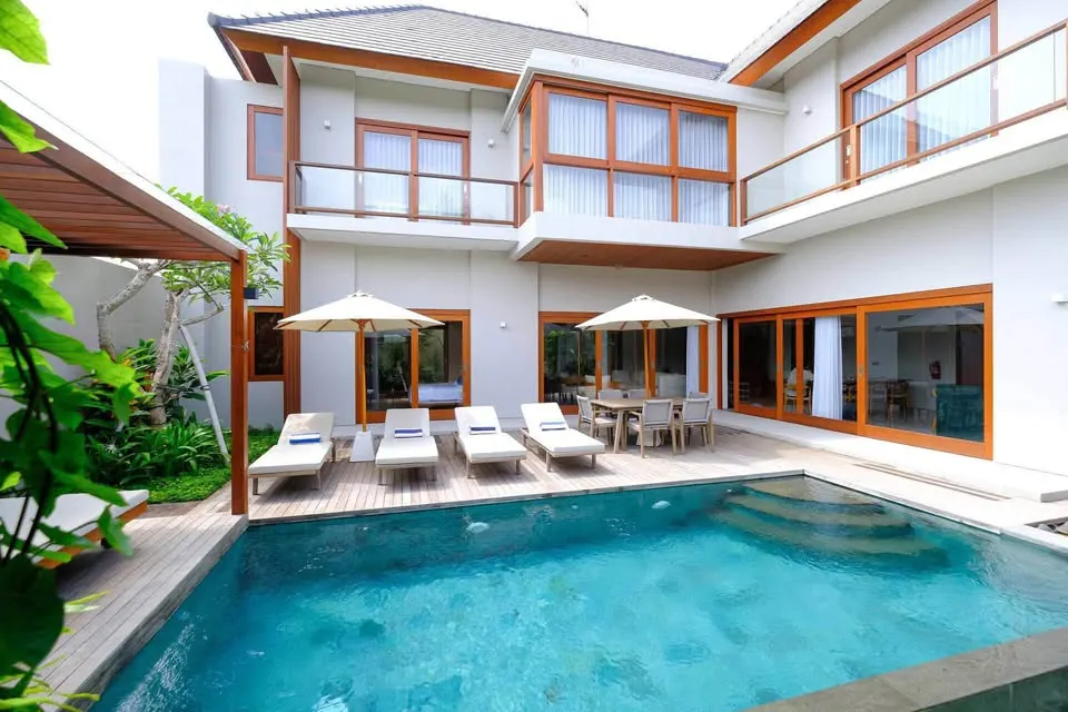 4 bedroom villa with private pool, close to the beach and shops