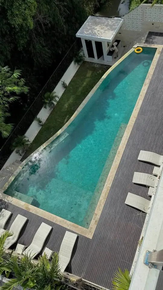 3 bedroom apartment with shared pool, five minutes walk to the beach