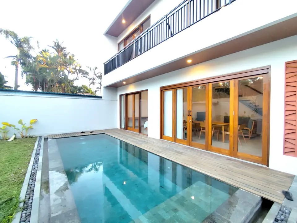 3 bedroom villa with private pool, close to shops and a short drive to the center