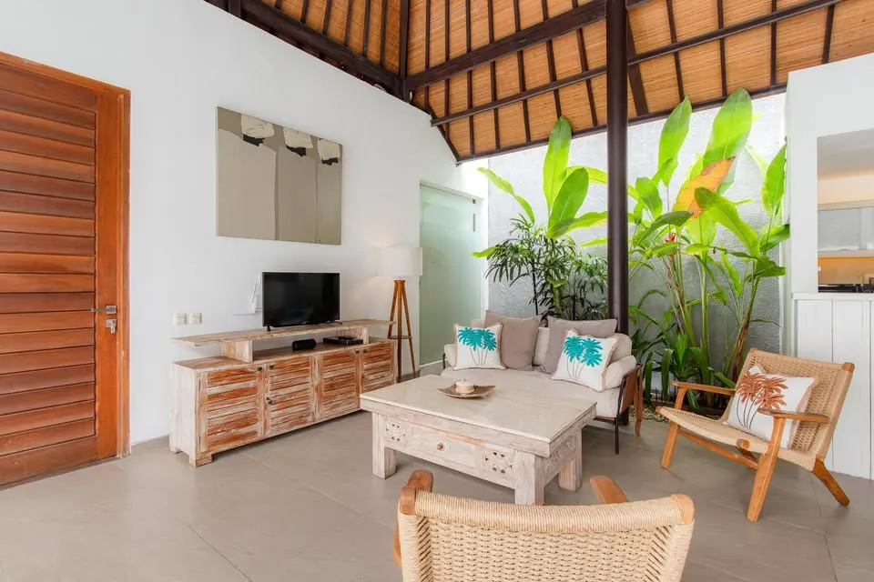 2 bedroom villa with private pool, near cafes and restaurants