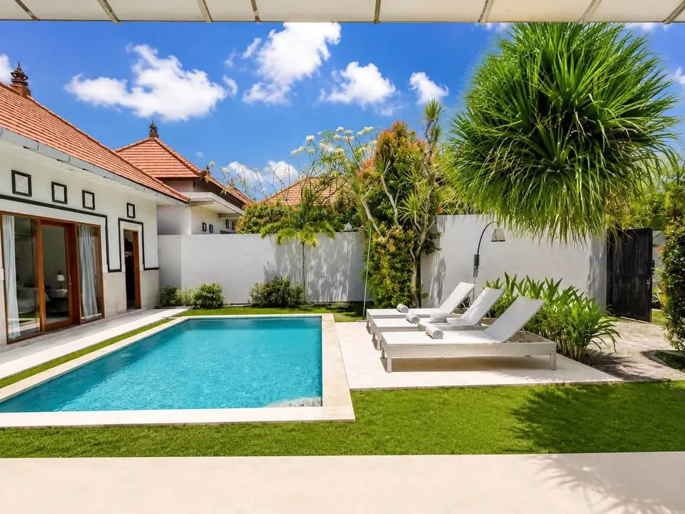 3 bedroom villa with private living space, near restaurants and beach