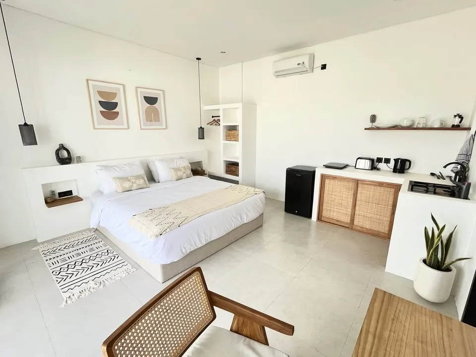 Studio apartment with private kitchenette and pool, near Umalas and Berawa