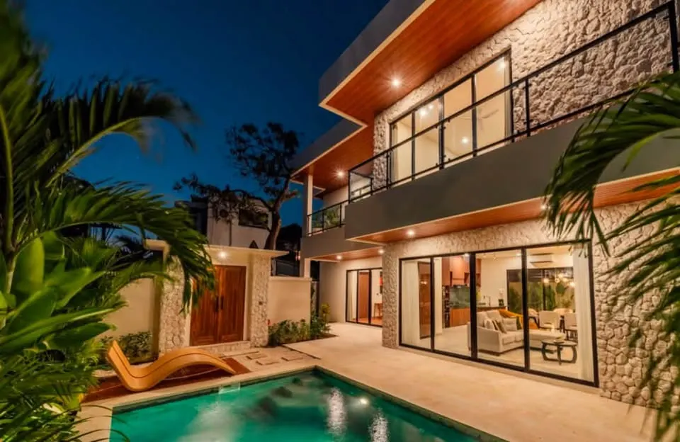3 bedroom villa with private pool, close to cafes and restaurants
