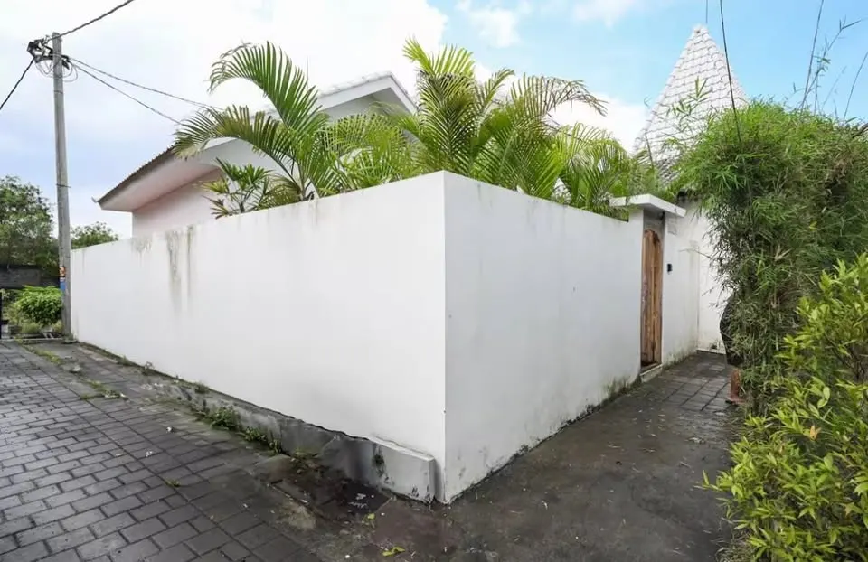 1 bedroom villa with private pool, close to cafes, restaurants and beach