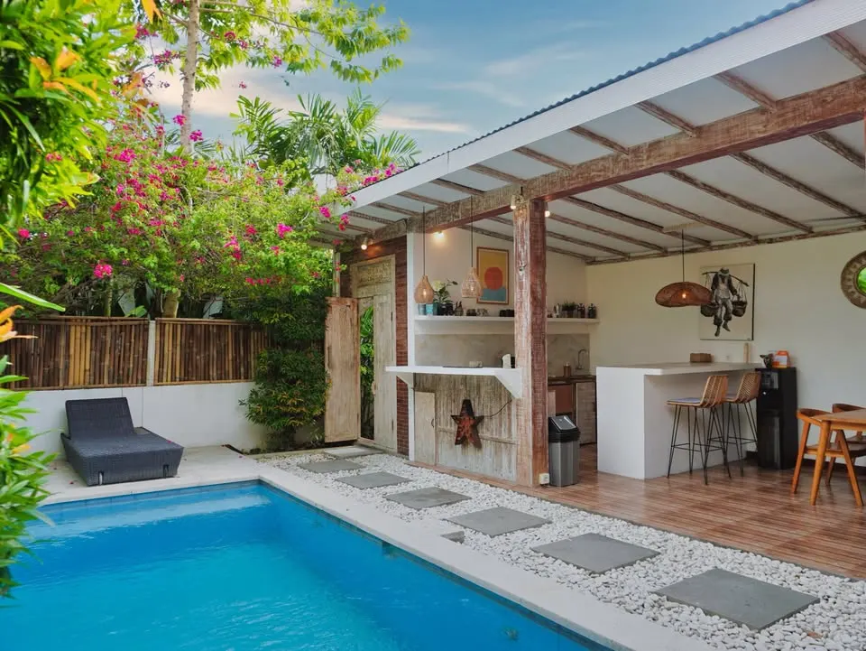 2 bedroom villa with private pool, close to cafes, restaurants, beach and convenience stores