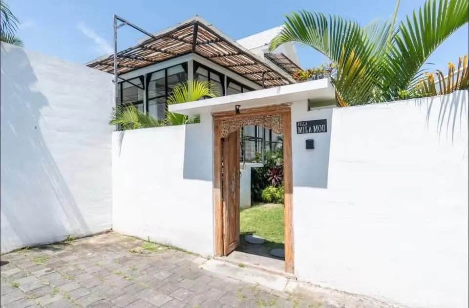 4 bedroom villa with private pool, close to cafes, restaurants, beach