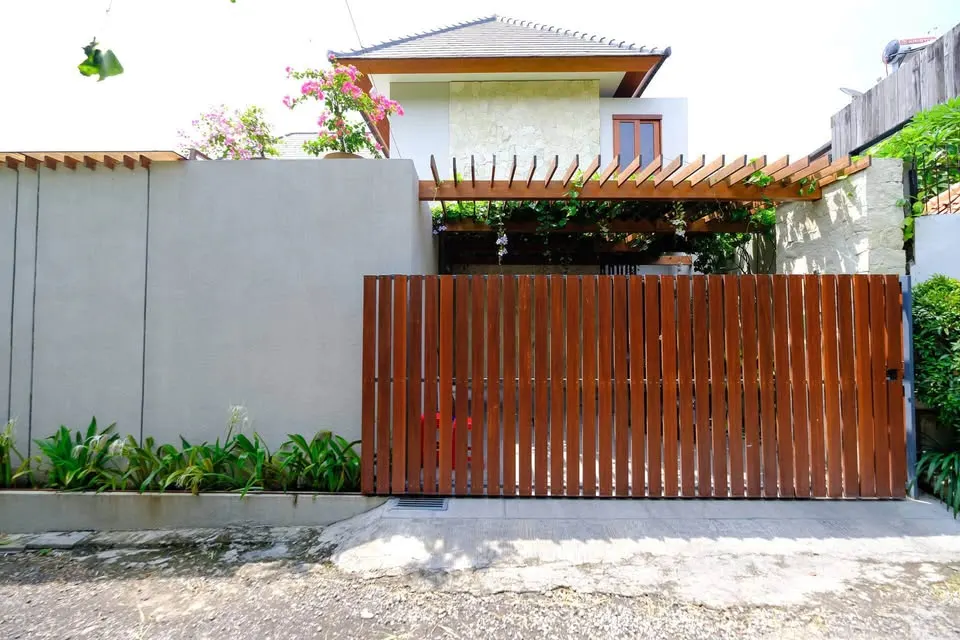4 bedroom villa with private pool, close to cafes, restaurants, beach and convenience stores