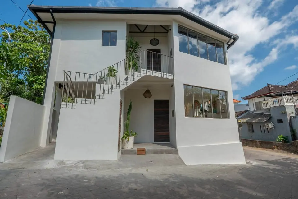2 bedroom apartment with ensuite bathroom, close to cafes and beach