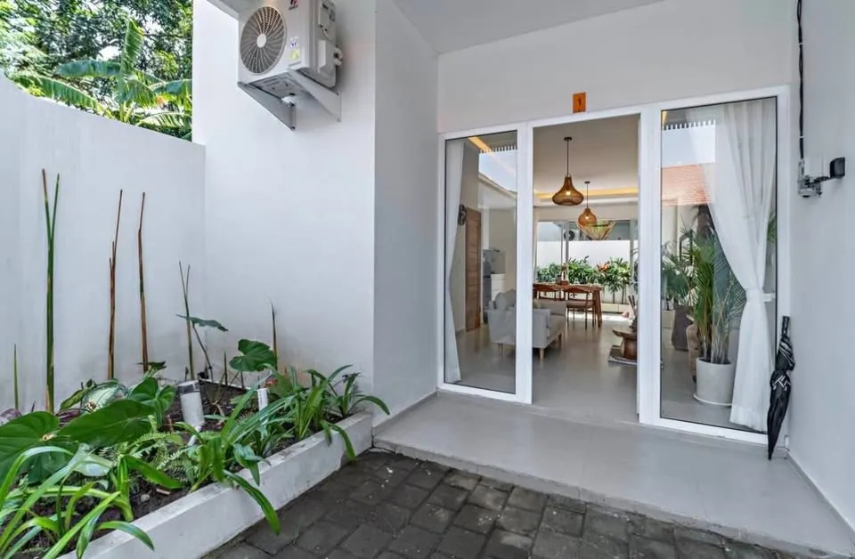 2 bedroom villa with private pool, close to cafes, restaurants and beach