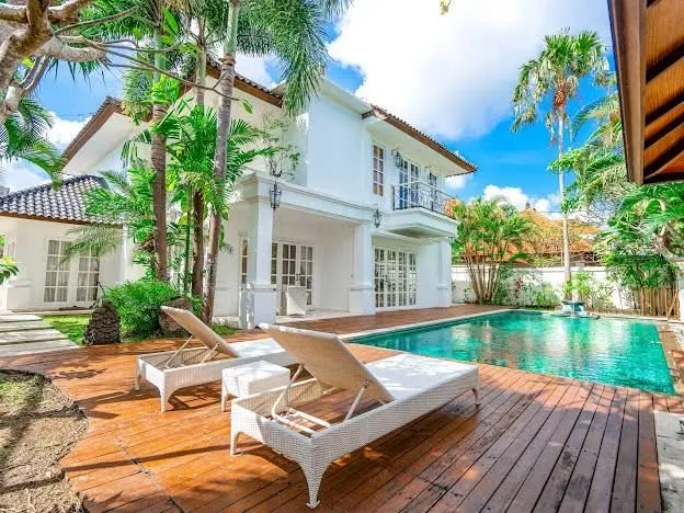 3 bedroom villa with private pool, walking distance to beach