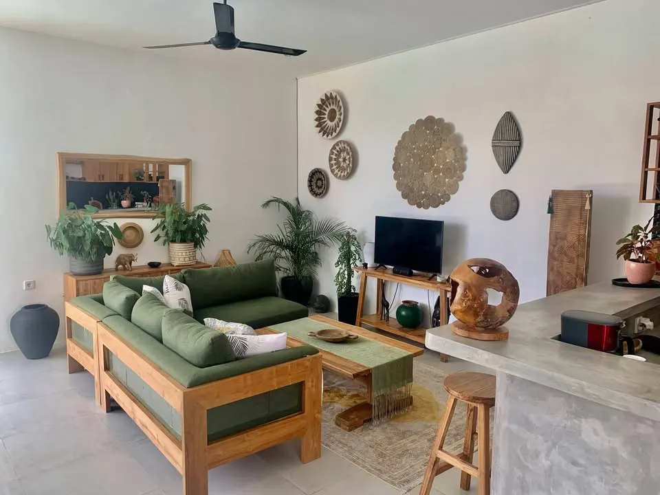 Room in a shared villa with pool, close to beach