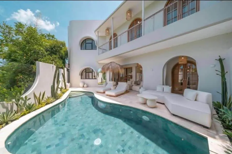4 bedroom villa with private pool, minutes to the beach and cafés
