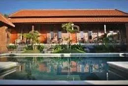 Room in a guesthouse with large pool, close to Berawa Beach