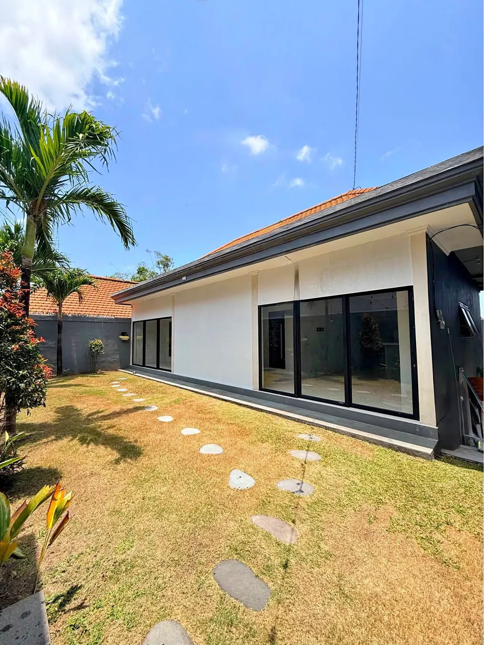 2 bedroom villa with air conditioning, quiet area away from the crowds