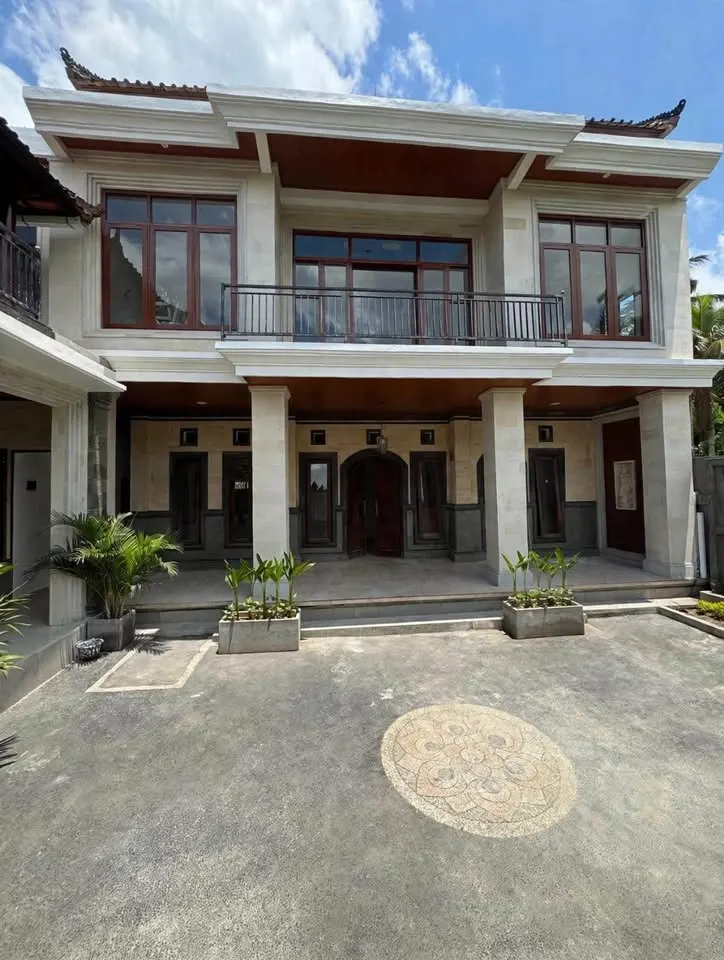 4 bedroom house with furnished interior