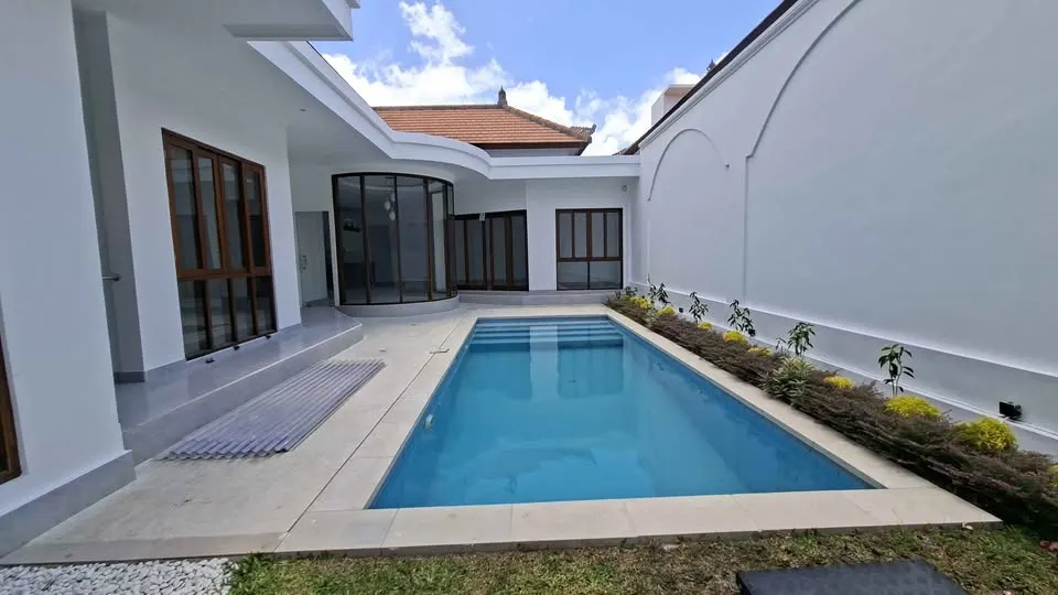 4 bedroom villa with pool