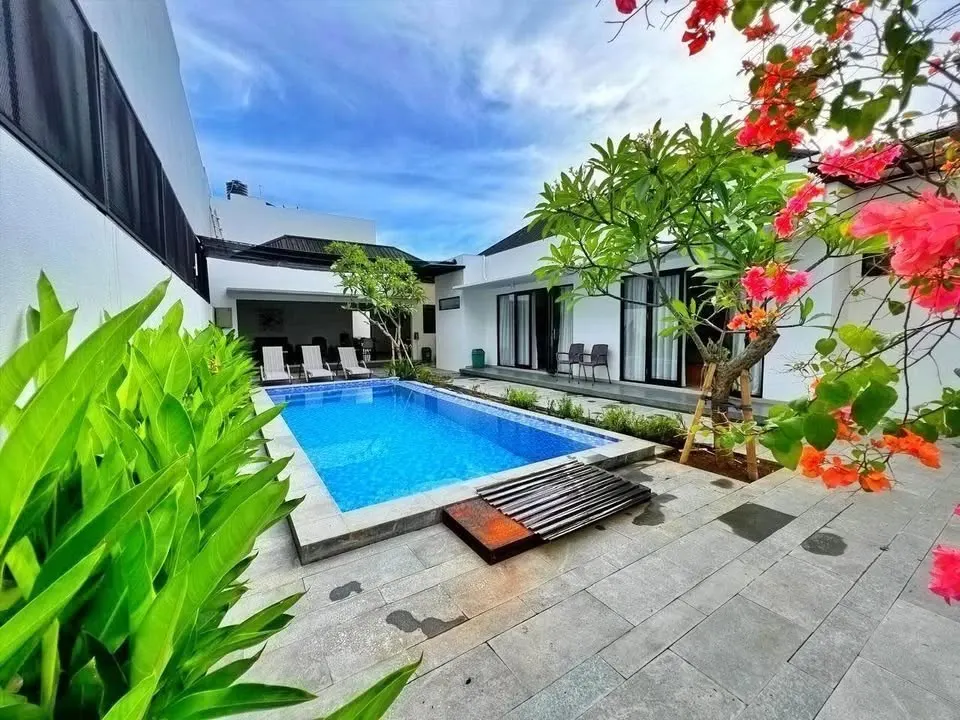6 bedroom villa with private pool, 10 minutes from the beach