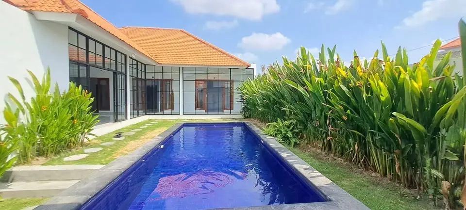 3 bedroom villa with private pool, near cafés, restaurants and beach