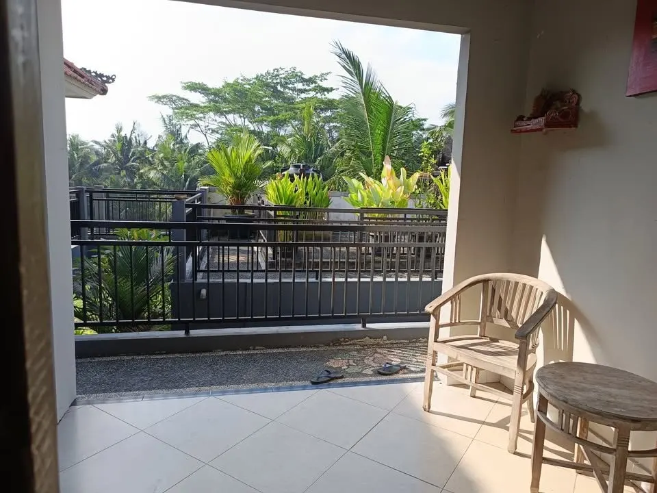 Room in a shared house with private bathroom, around 25 minutes from Ubud