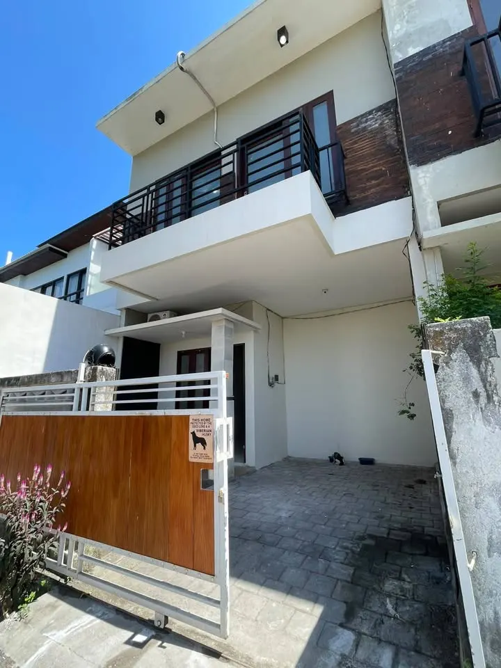 2 bedroom house with balcony, close to beach and shops