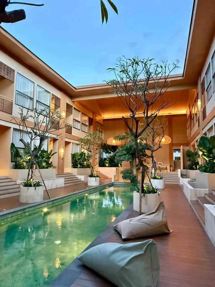 Apartment with public pool