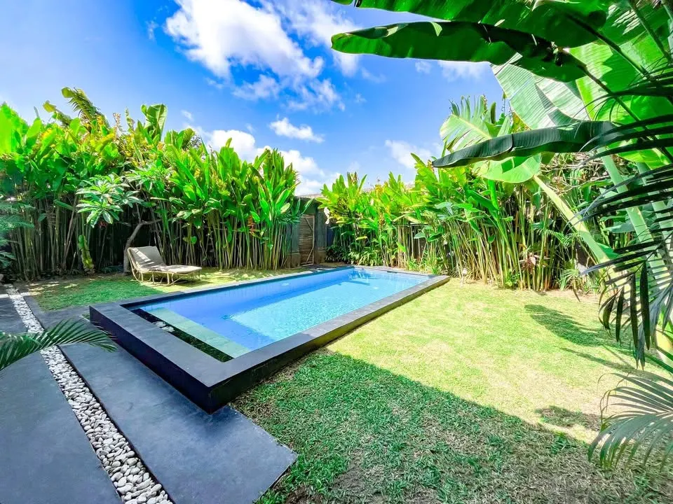 2 bedroom villa with tropical garden and pool, close to supermarket