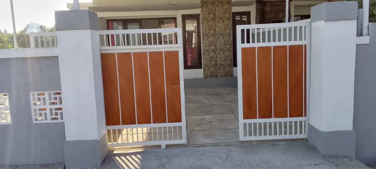 2 bedroom house with garage