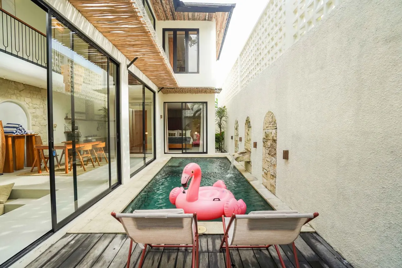 3 bedroom villa with private pool, close to shops and cafes